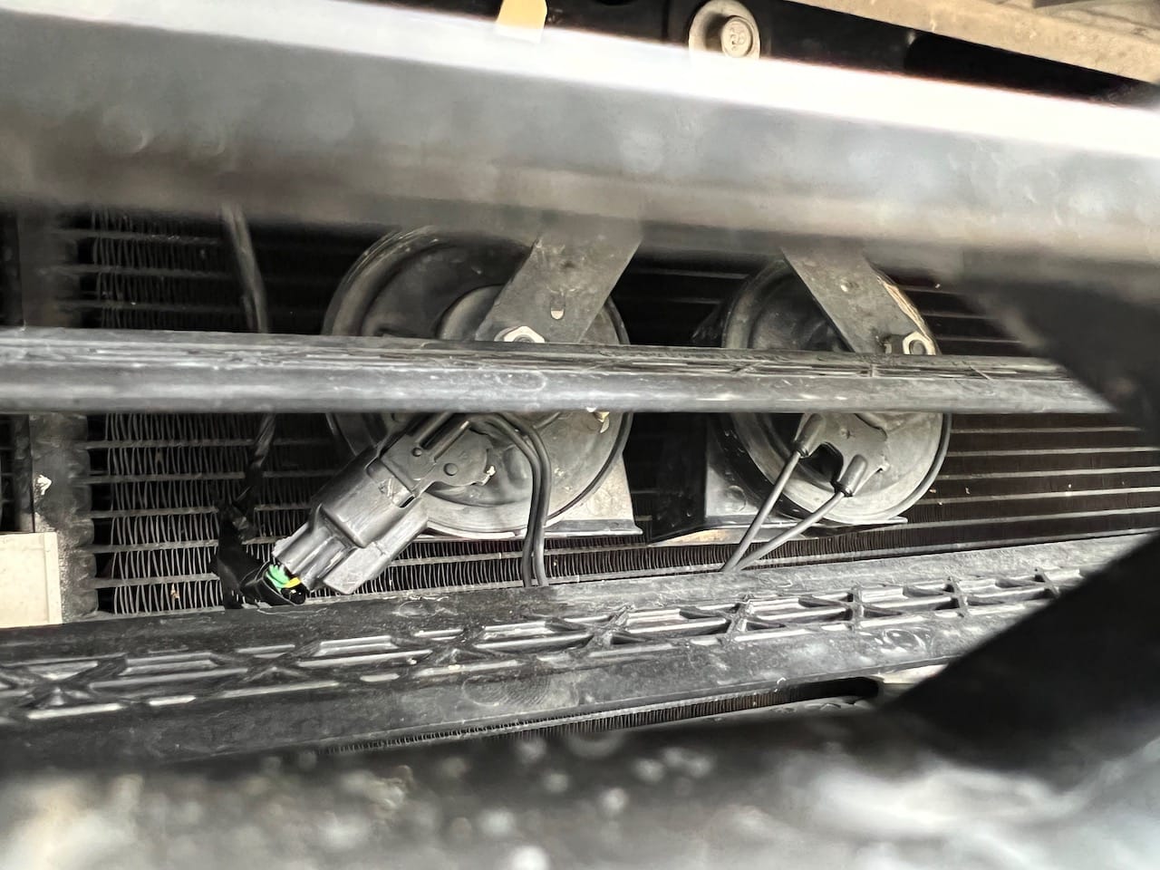 Horns behind front grille on 2019 Ford F-150 Raptor