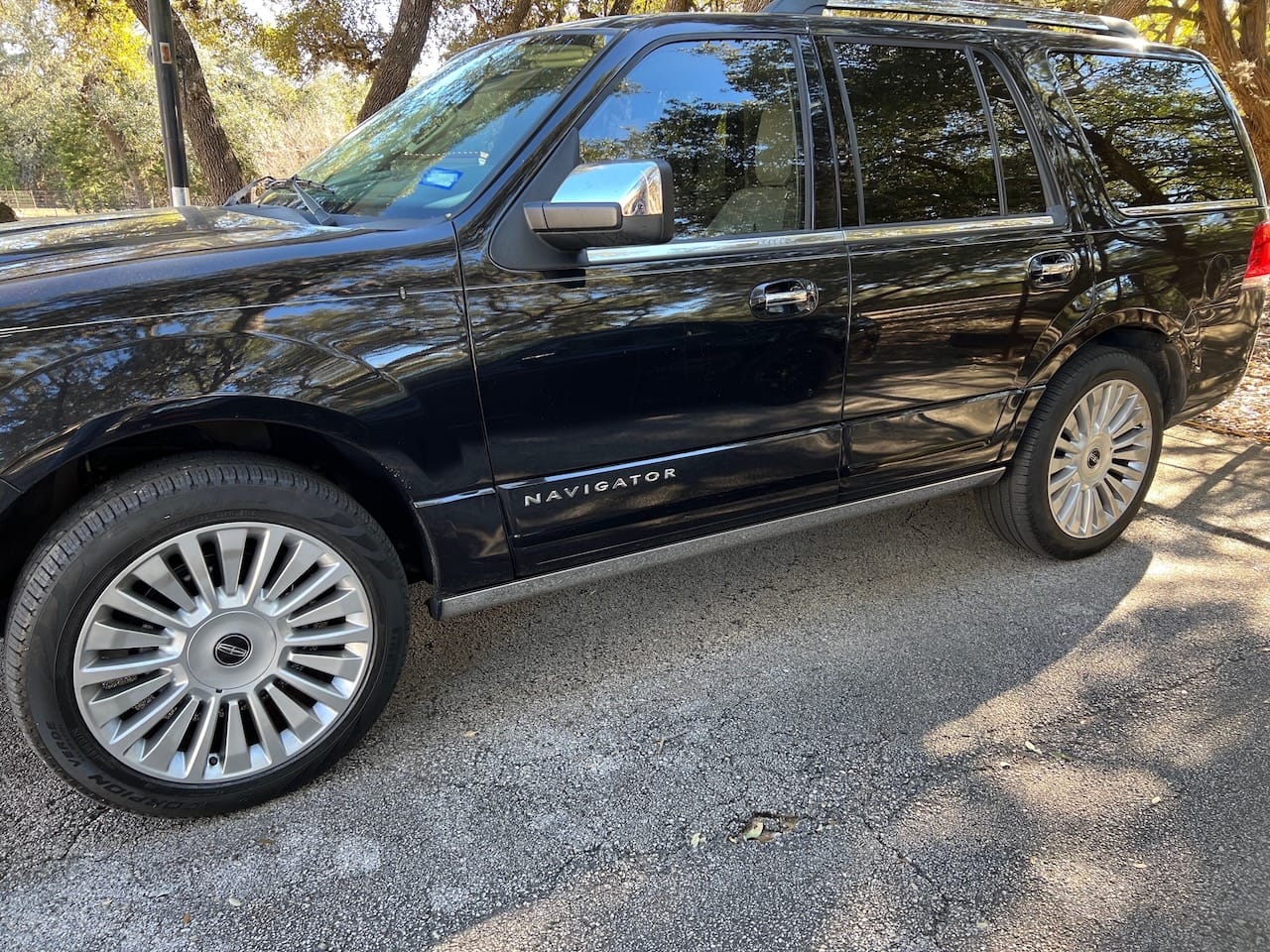 Here is a wide angle shot of the alloy wheels freshly painted on our Lincoln Navigator. Looks clean!